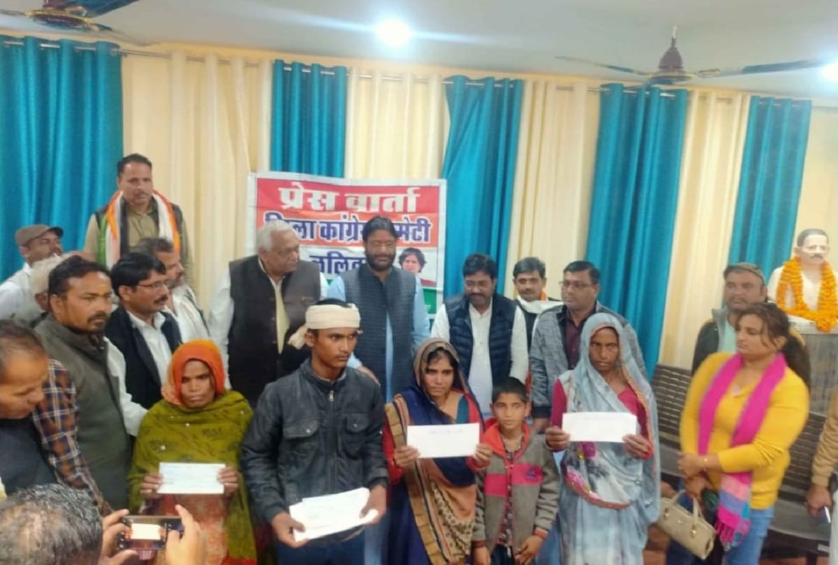 Lalitpur: Congress leader Priyanka Gandhi sent 17 lakhs to the families of farmers who died due to fertilizer, former Union Minister handed over checks