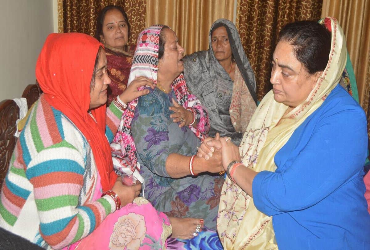 Helicopter Crash News: agra people gathered to pay tribute to the martyrs