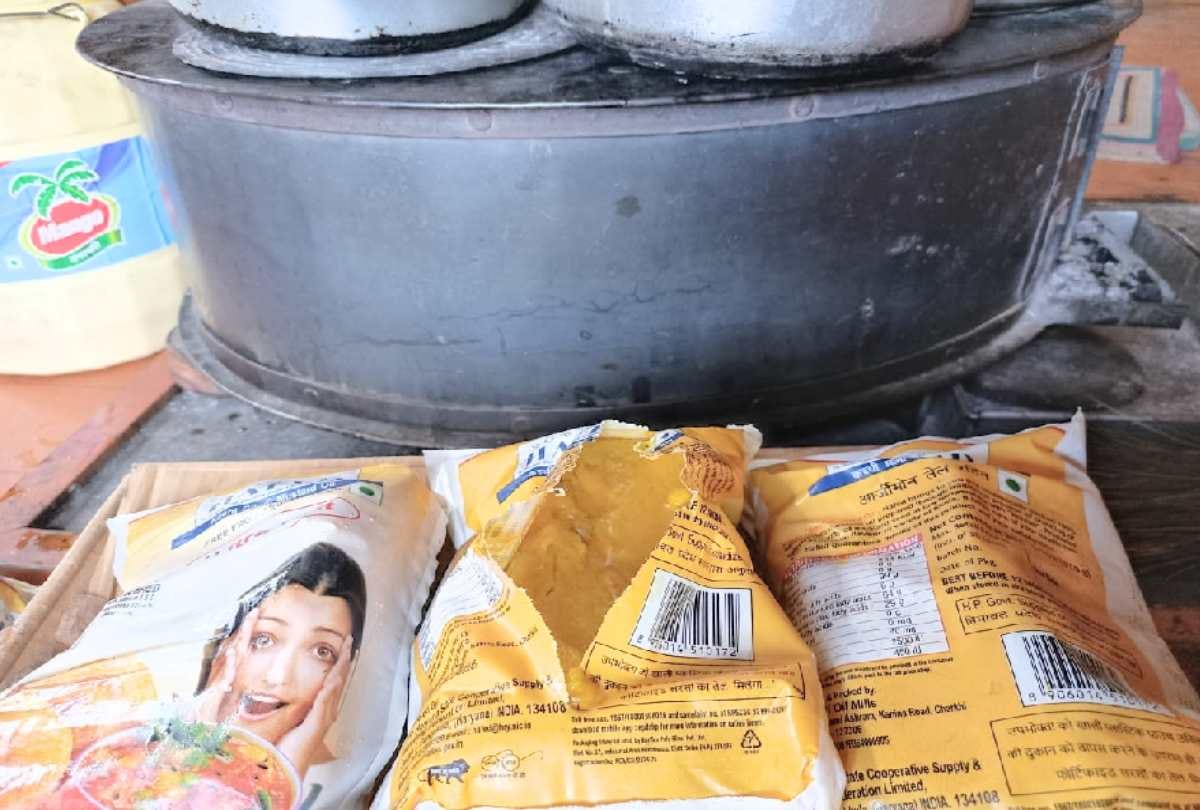 snowfall himachal: Mustard oil started freezing due to the cold in kitchen in Lahaul Valley