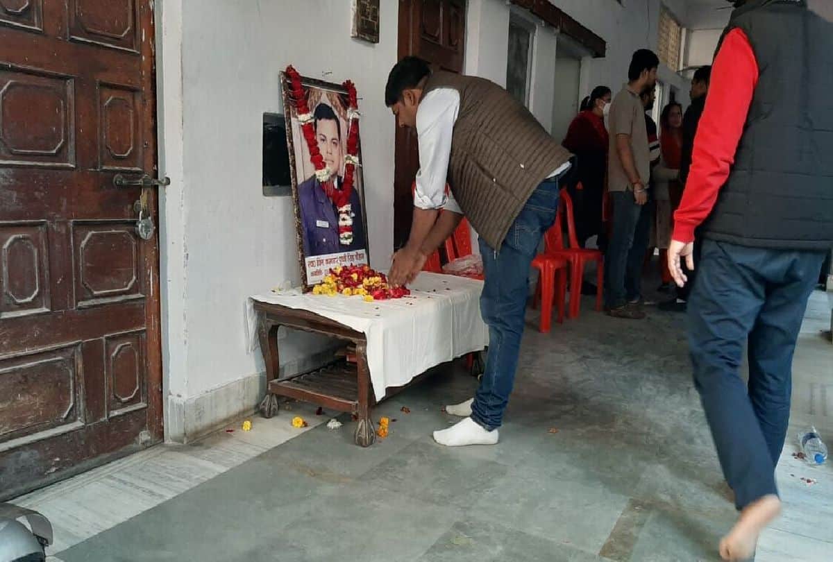 Helicopter Crash News: agra people gathered to pay tribute to the martyrs