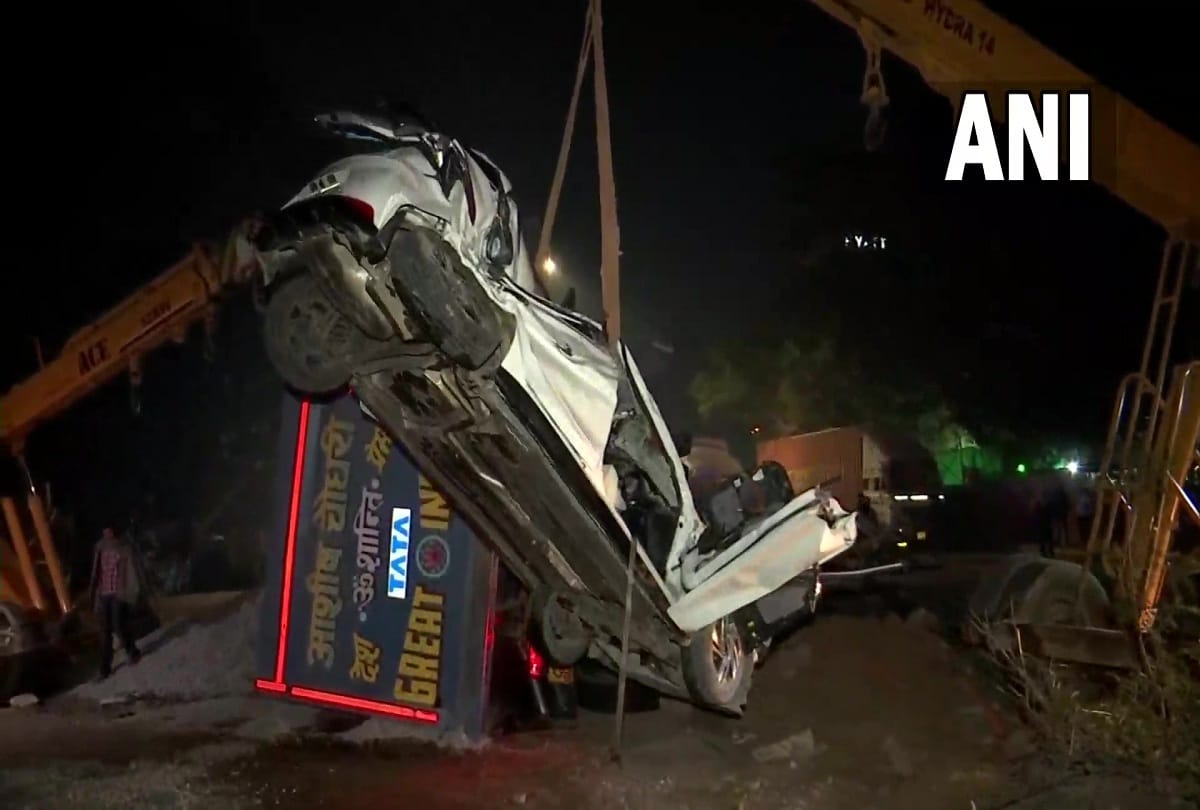 truck overturned on car near Hyatt Hotel in RK Puram delhi