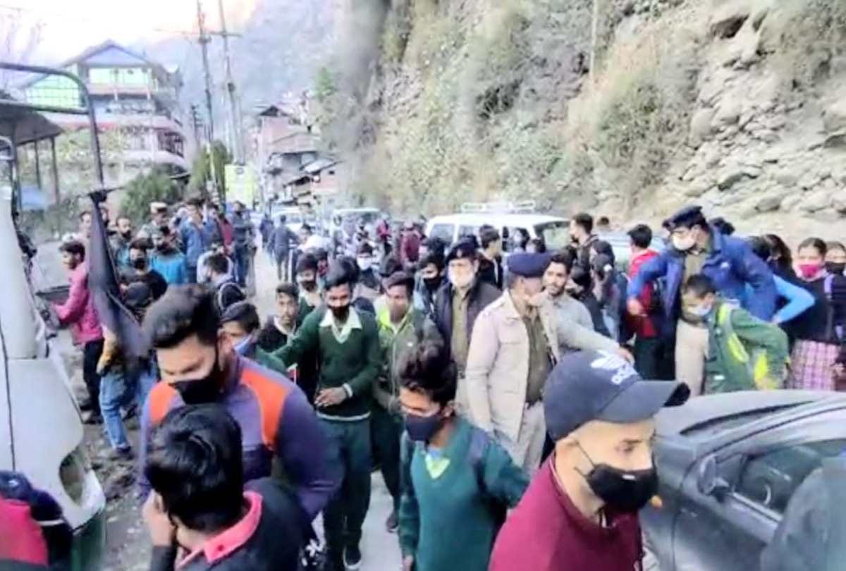 Students set o dharna after school bus breakdown in kullu