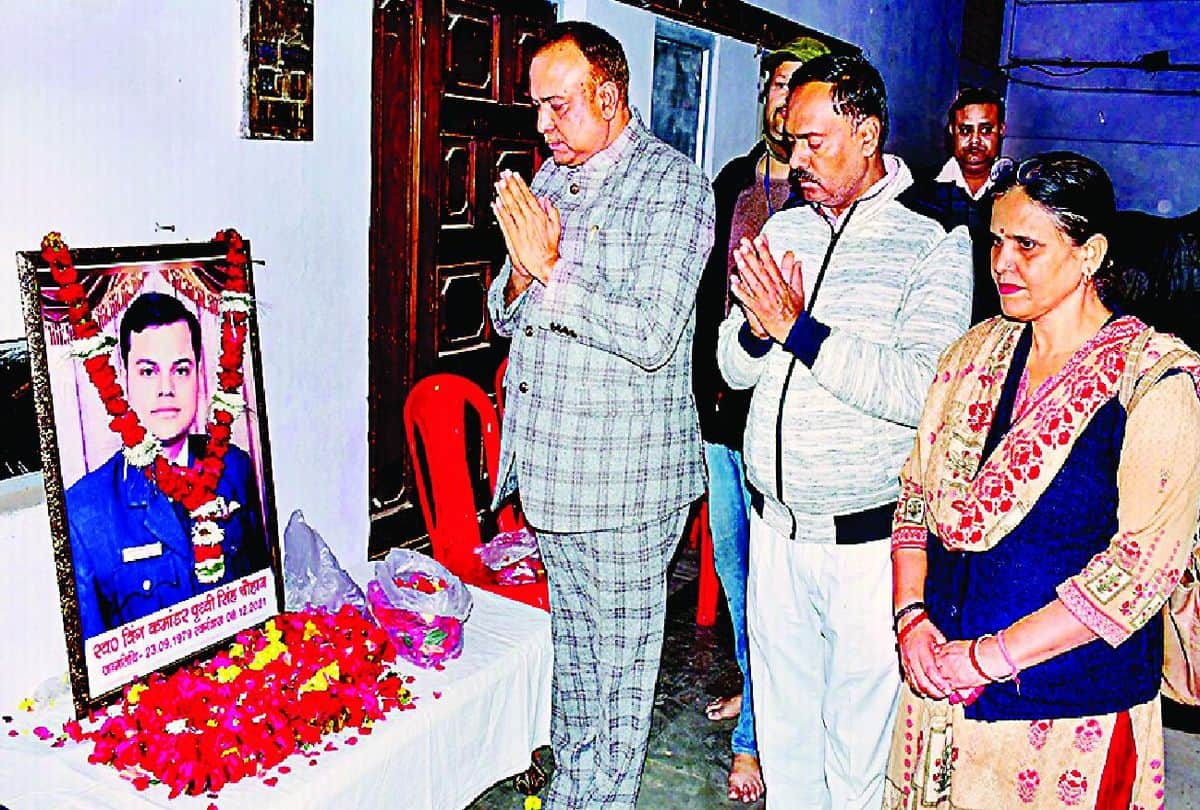 Helicopter Crash News: agra people gathered to pay tribute to the martyrs