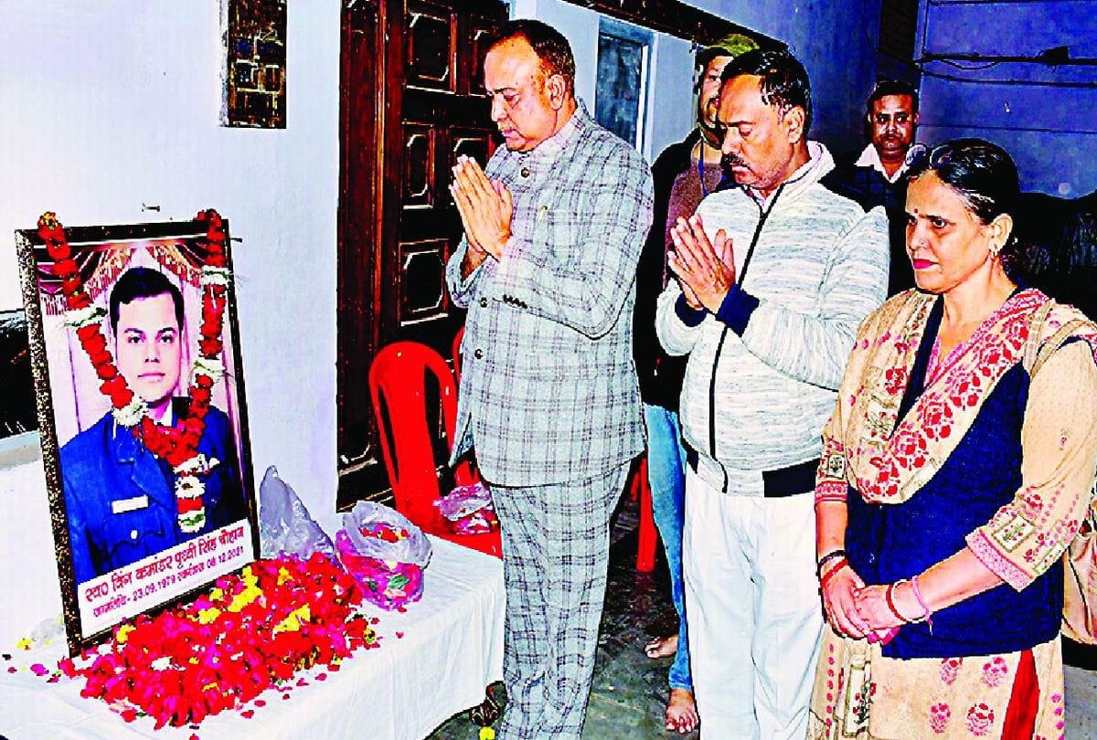 Helicopter Crash News: agra people gathered to pay tribute to the martyrs