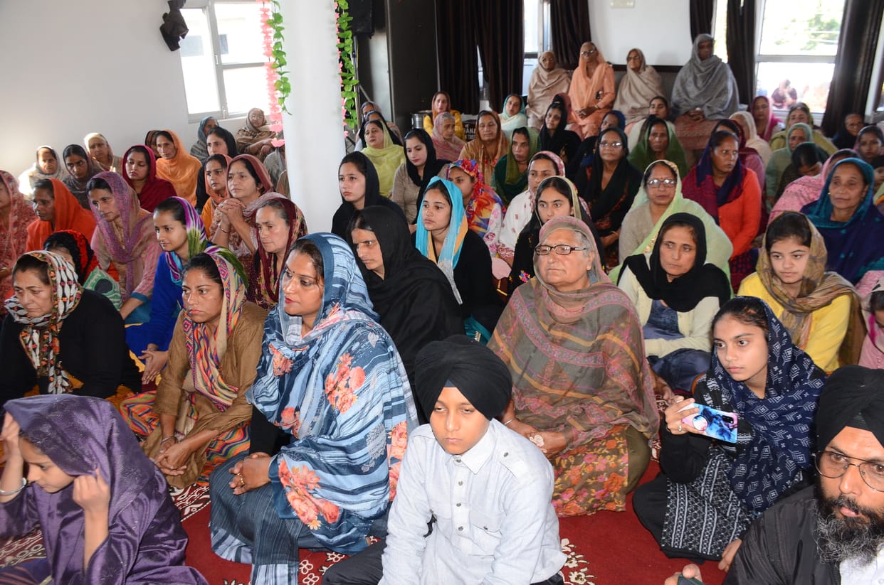 Sangat bowed his head in front of Guru Sahib