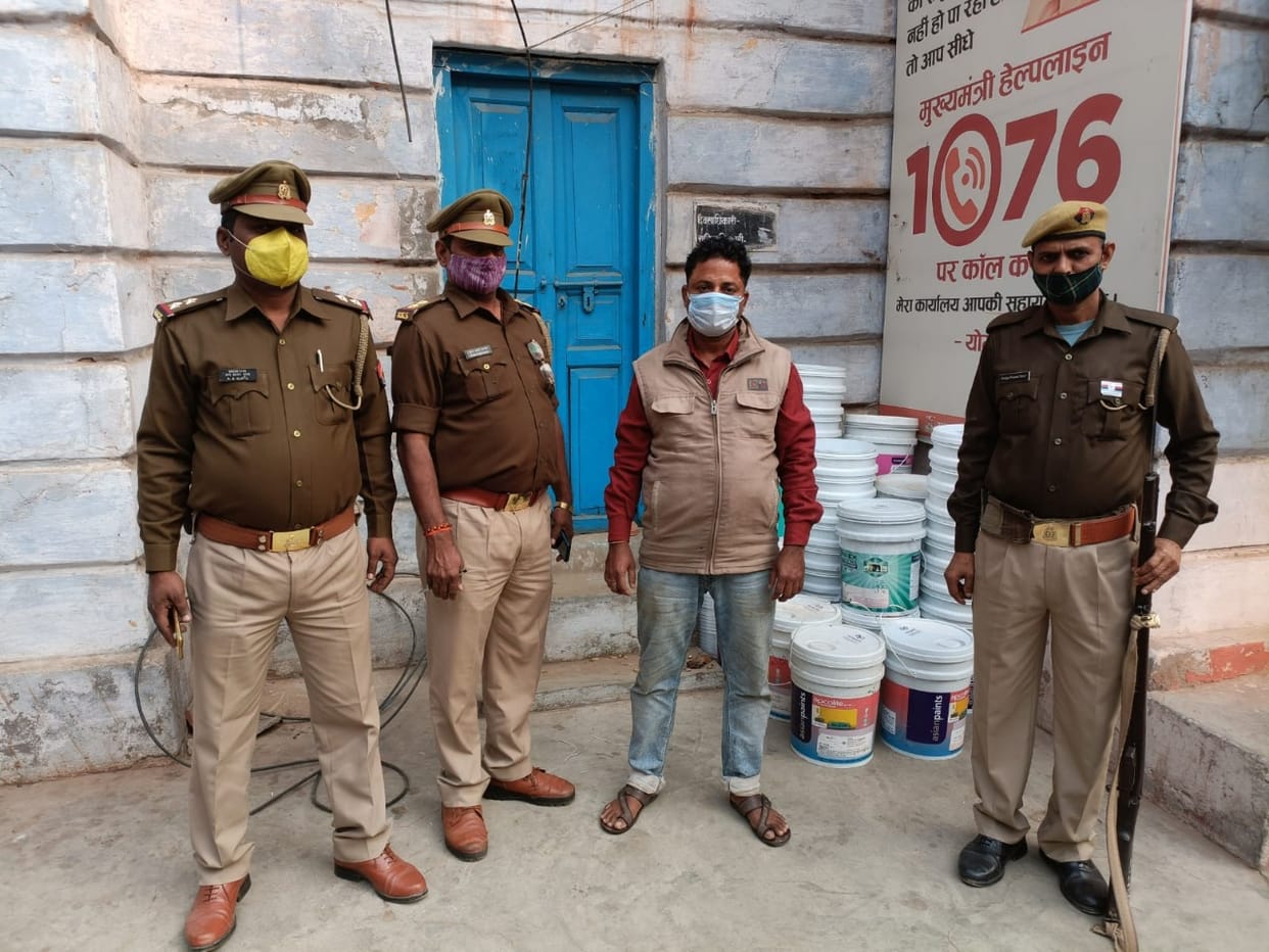 Branded company fake paint factory busted in varanasi  shopkeeper arrested one absconding