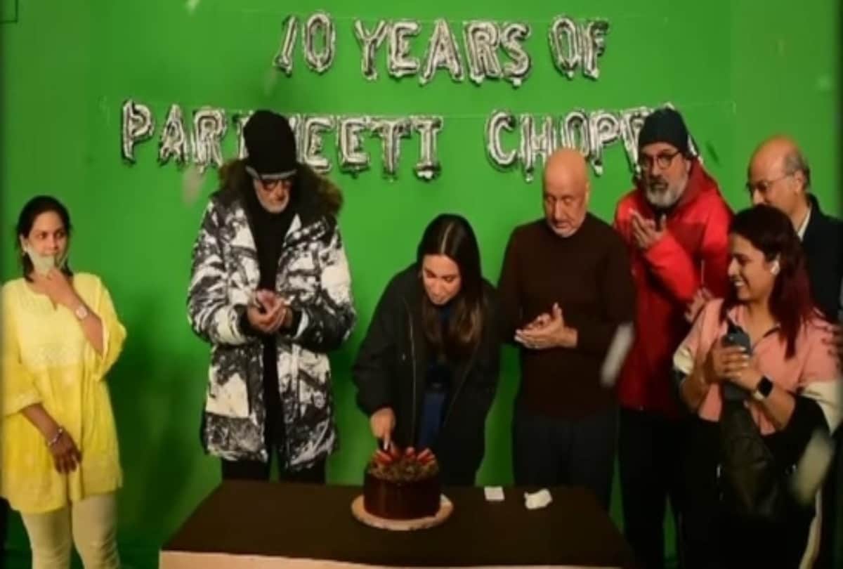 Social Media: Parineeti Chopra completes her 10 years in the industry celebrated by cutting cake with Amitabh Bachchan Anupam Kher