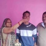 वैज्ञानिक पद पर चयनित हुए मोहित का मुंह मीठा करातीं मां कौशल्या गुप्ता