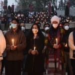 कश्मीर में सीडीएस बिपिन रावत समेत अन्य को श्रद्धांजलि देते लोग।