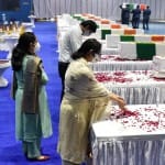 श्रद्धांजलि अर्पित करतीं सीडीएस जनरल बिपिन रावत की बेटी।
