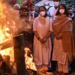 दोनों बेटियों ने दी मुखाग्नि