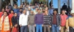 पिथौरागढ़ कलेक्ट्रेट में श्रद्धांजलि देते लोग। संवाद न्यूज एजेंसी