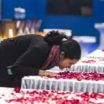 ताबूत को चूमती ब्रिगेडिर एलएस लिद्दड़ की बेटी।