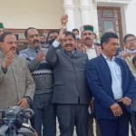 सरकार के खिलाफ सदन में चर्चा न करने के विरोध में नारेबाजी करते हुए सदन से बाहर आते नेता प्रतिपक्ष मुकेश अग्निहोत्री एवं अन्य कांग्रेस विधायक।