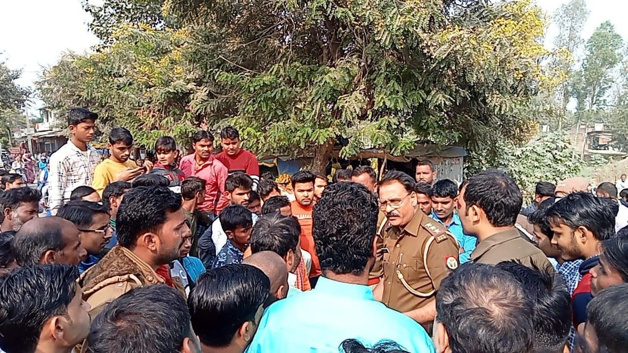 Traders protested by blocking the road