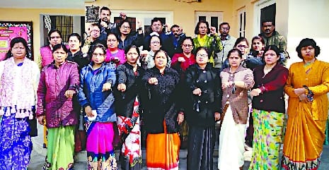 Teachers protested by tying a black band in their hands
