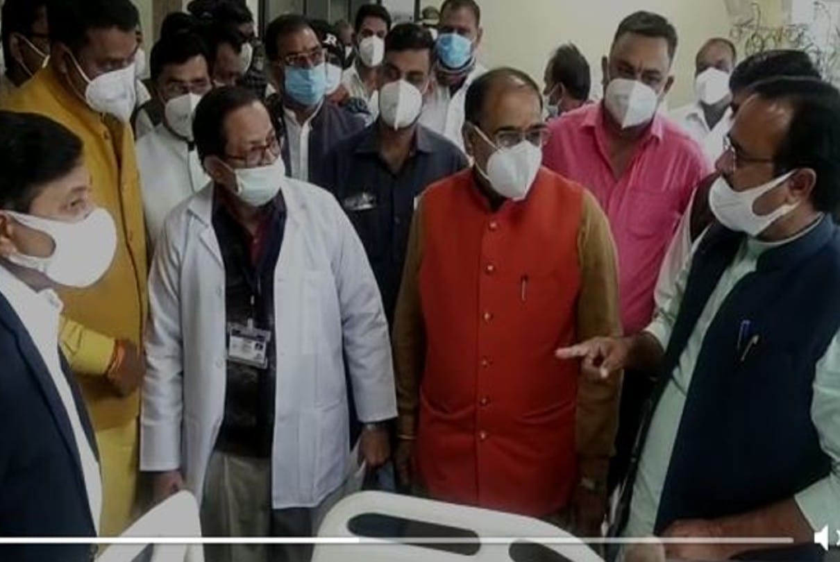 Dirt in the district hospital of Shajapur, the minister in charge reprimanded the officials