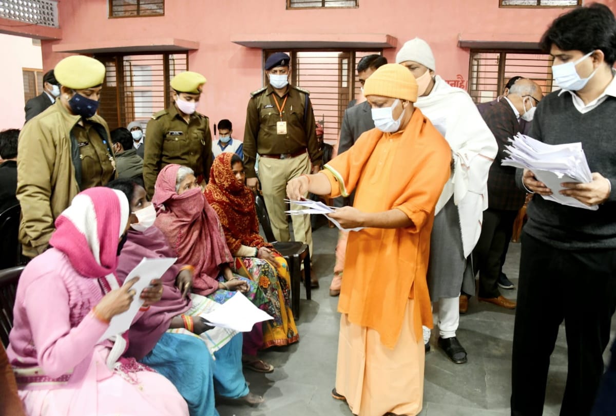 Pre PhD students met CM Yogi for examination in Janta Darbar Gorakhpur