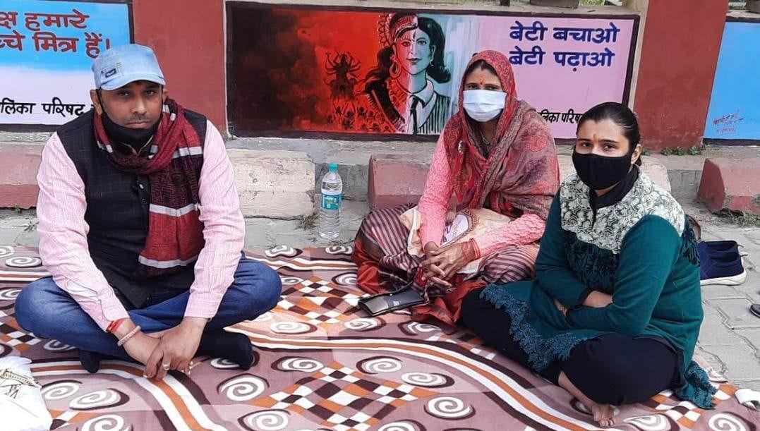 Hathras: After getting the assurance of a fair investigation, ADM's Peshkar ended the strike