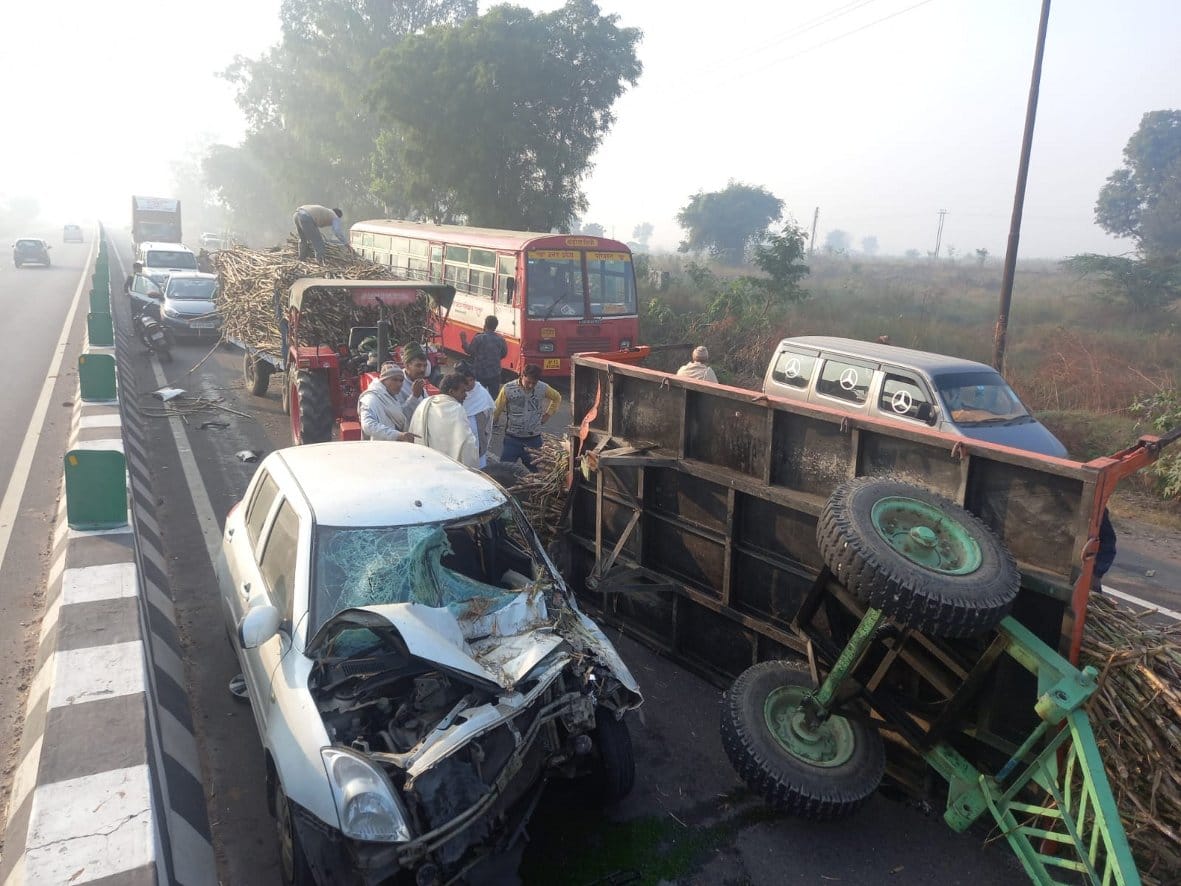 Half a dozen vehicles collided on the National Highway in fog