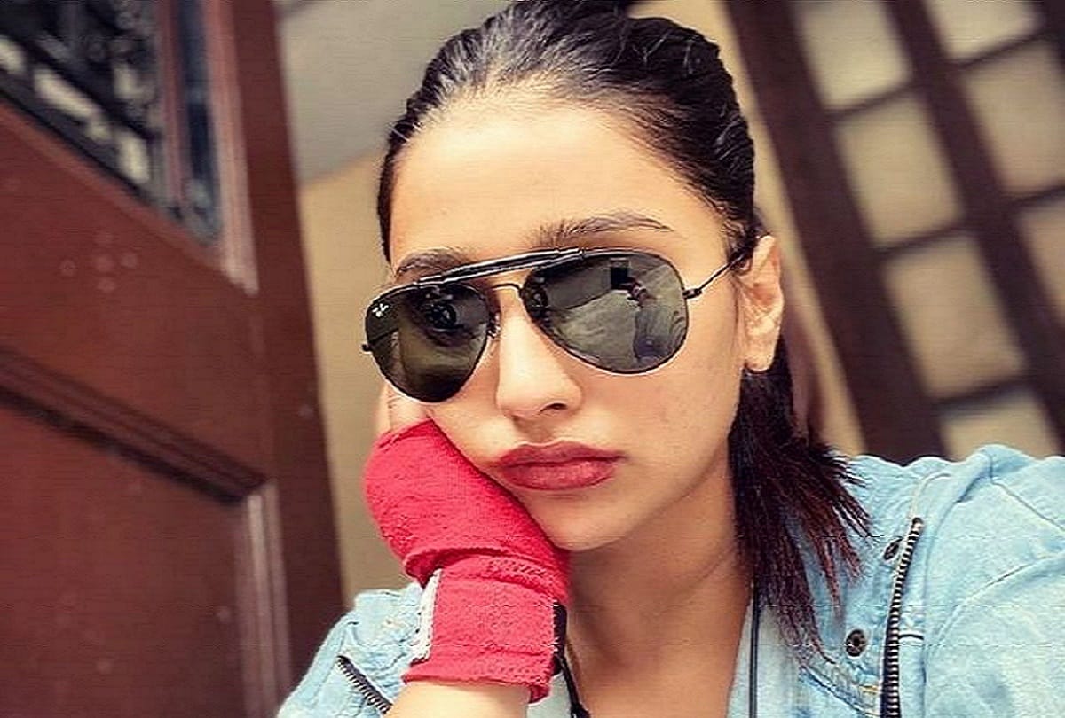 Truck hits Trinamool Congress leader and actress Sayantika Banerjee car and no casualty