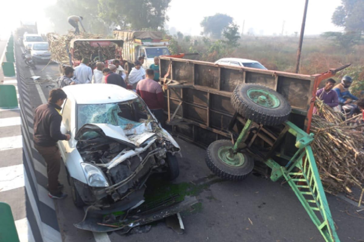 Delhi Saharanpur Highway Road Accident News:: Accident on Delhi-Saharanpur Highway during fog and four people injured
