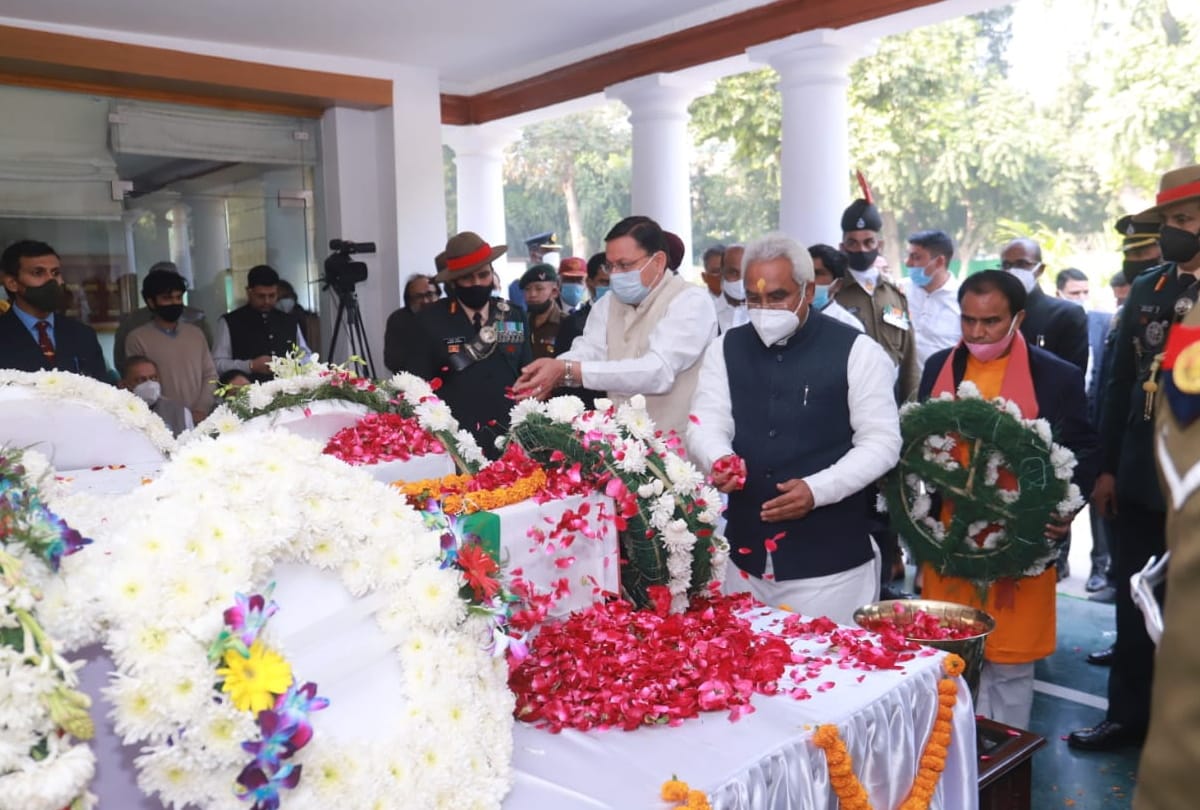 CDS General Bipin Rawat Death Funeral: Chief Minister Pushkar Singh Dhami attended the funeral, paid tribute to the late couple, photos