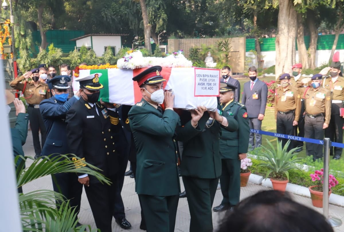 श्रद्धांजलि स्थल की ओर सीडीएस बिपिन रावत का शव ले जाते सैनिक
