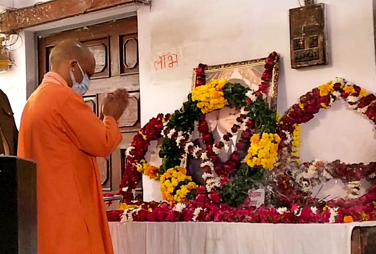 CM Yogi Adityanath pay tribute to martyr Wing Commander Prithvi Singh in Agra