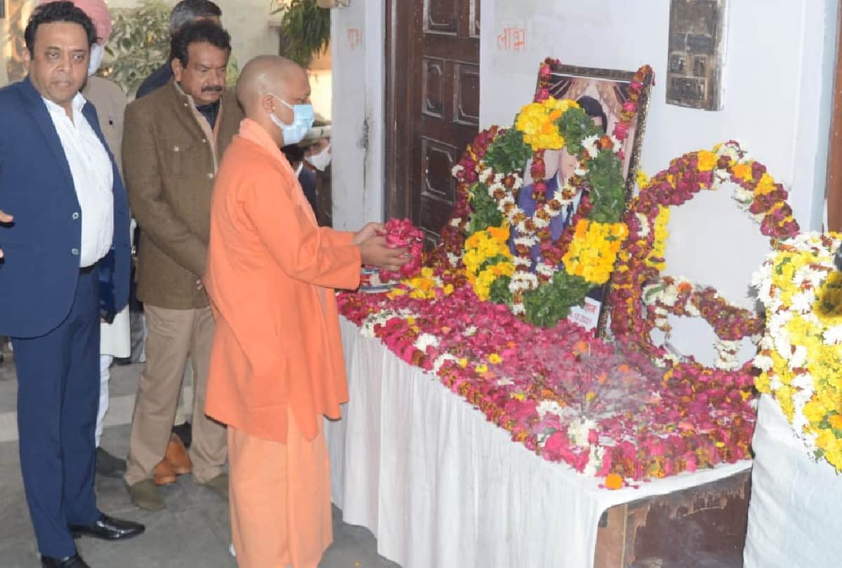 cm yogi adityanath announced financial help of 50 lakhs and government job to one member of martyr prithvi Singh's family