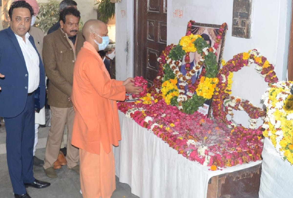 cm yogi adityanath announced financial help of 50 lakhs and government job to one member of martyr prithvi Singh's family
