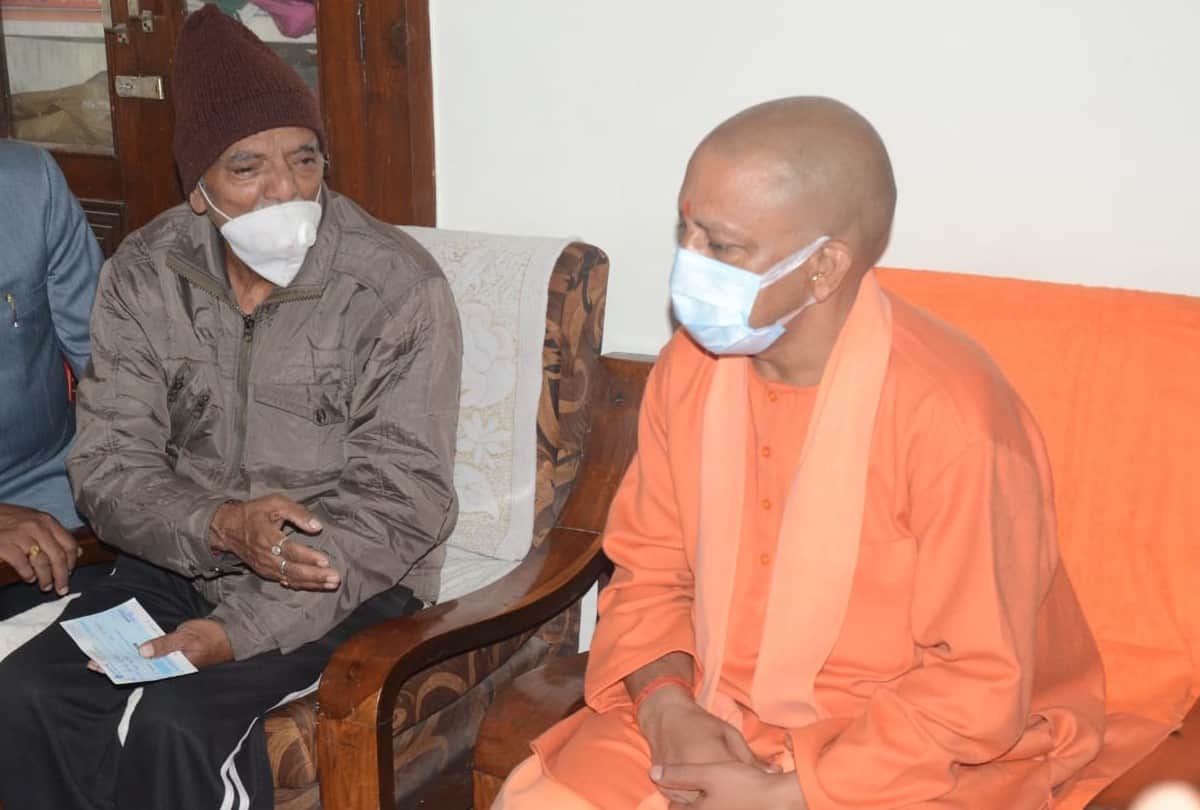 cm yogi adityanath announced financial help of 50 lakhs and government job to one member of martyr prithvi Singh's family