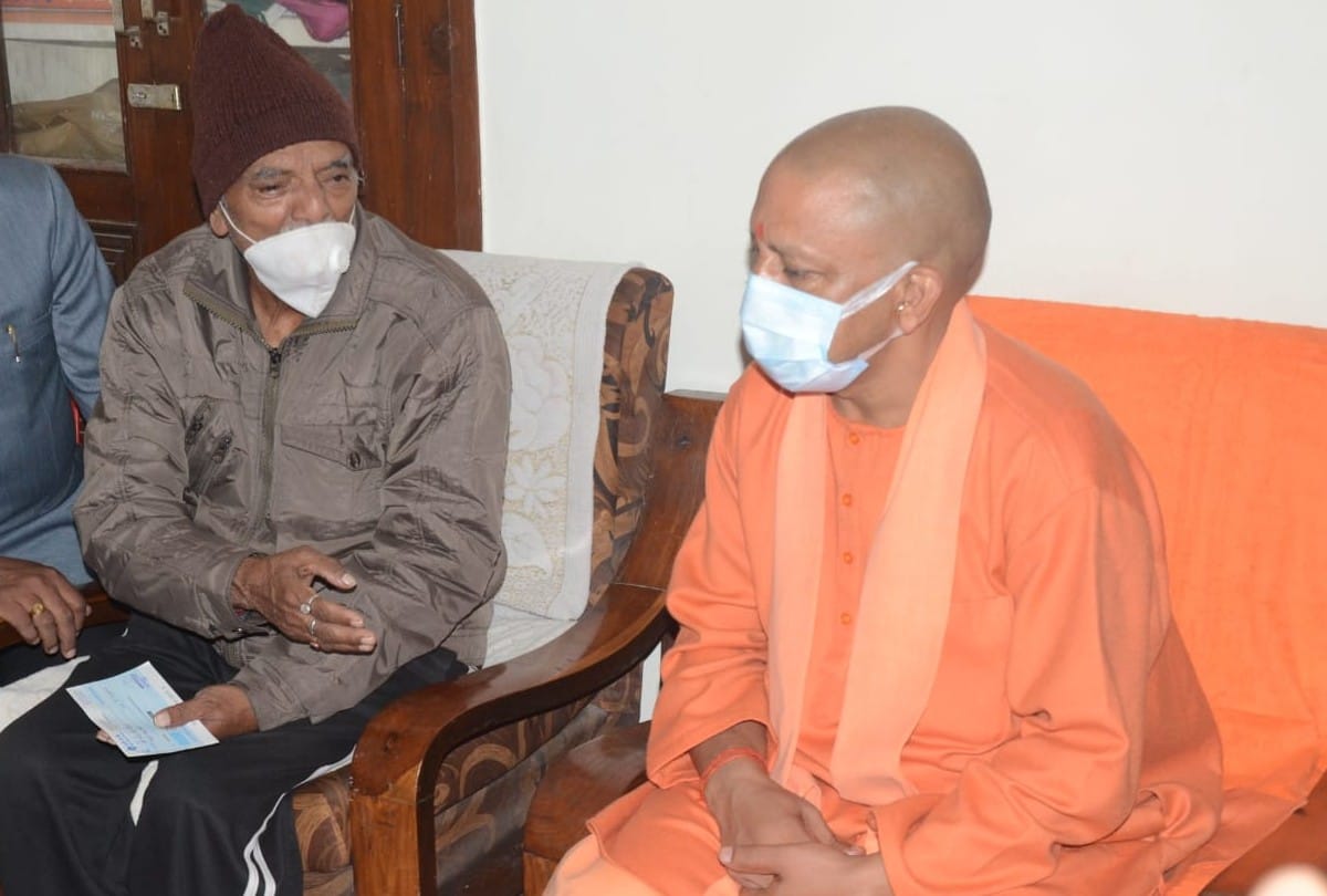 cm yogi adityanath announced financial help of 50 lakhs and government job to one member of martyr prithvi Singh's family