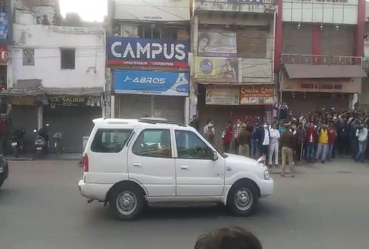 Suddenly a bull came in front of Chief Minister Yogi Adityanath fleet in Agra