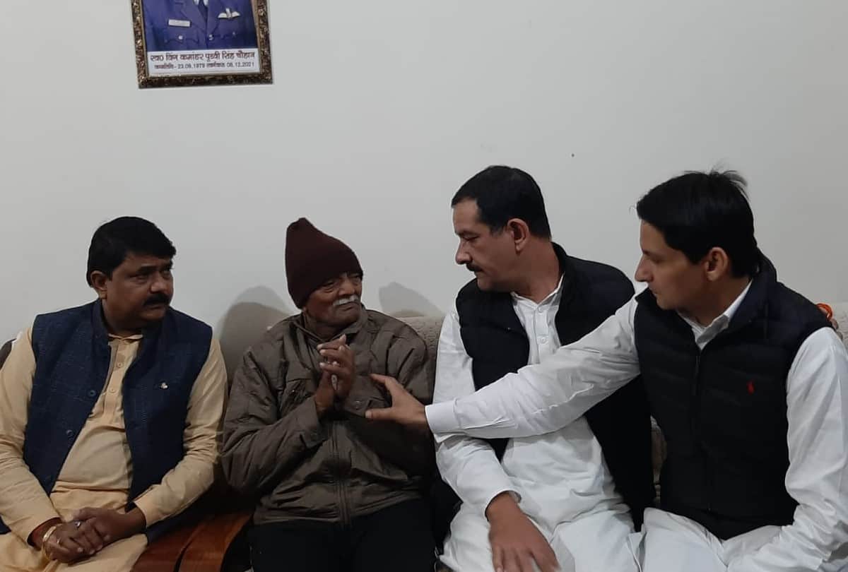 CM Yogi Adityanath pay tribute to martyr Wing Commander Prithvi Singh in Agra