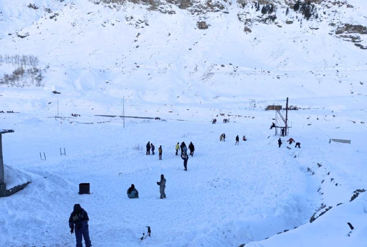 Kullu: Manali-Sissu road open for tourists for four hours