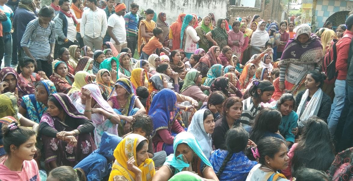 Woman killed in Jaunpur Dead body found in bushes relatives doubts for misdeed they jammed highway