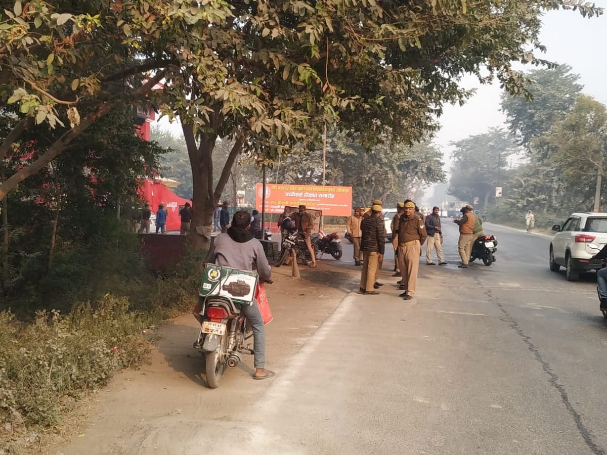two communities clashed in jaunpur: Inspector in charge line hajir vegetable market still closed PAC deployed