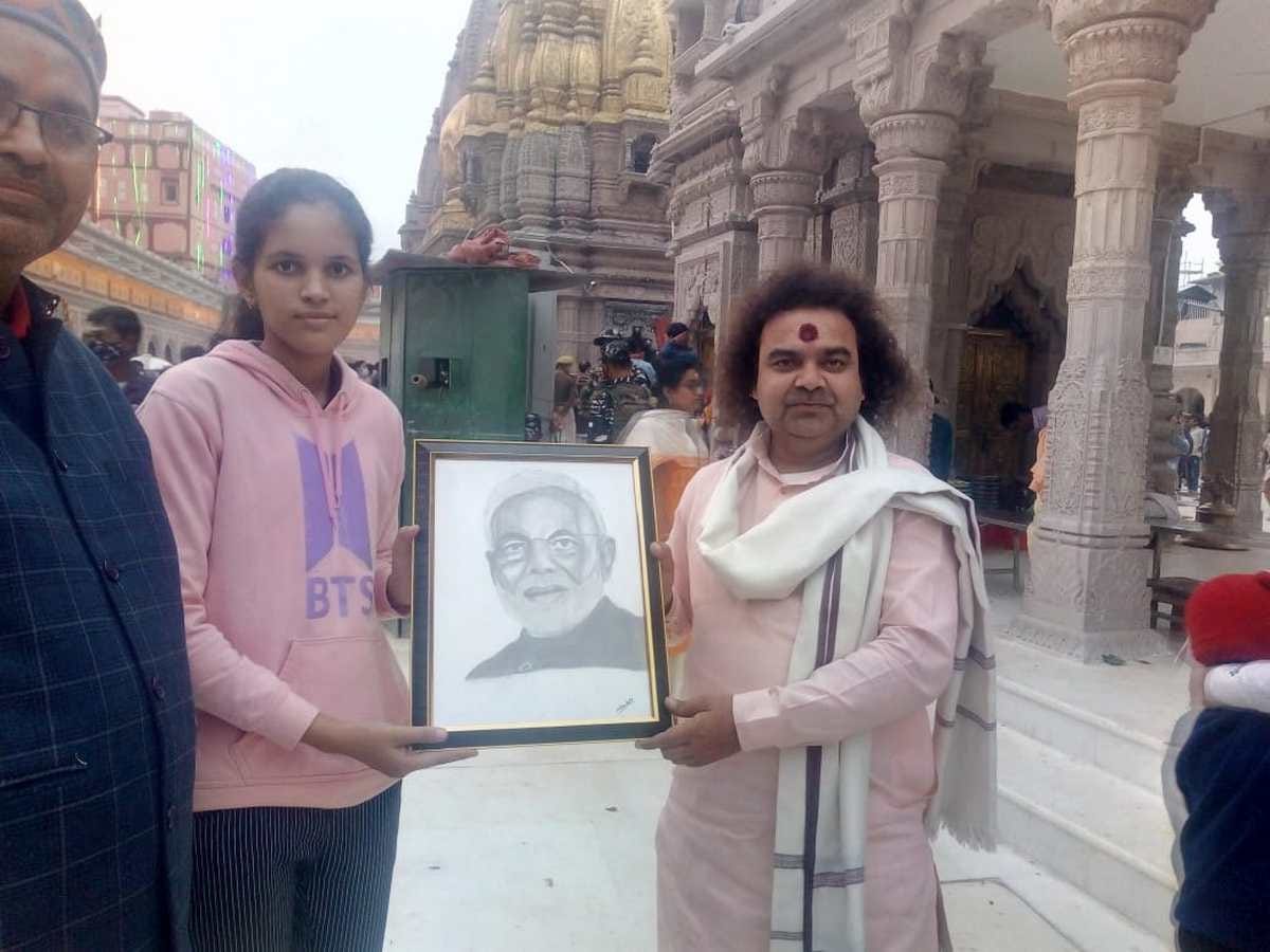 Sketch artist Vakshree Shukla reaches kashi vishwanath mandir presented PM Modi picture to pujari Varanasi
