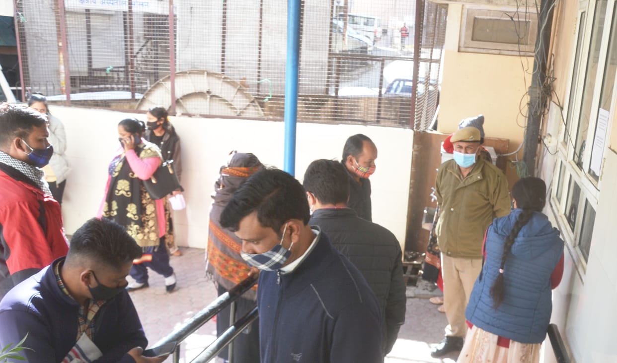 Crowd at corona vaccination centres after health deptt awareness campaign in Solan
