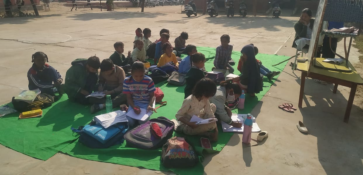 Schools do not have enough rooms, students are forced to hold classes in the open