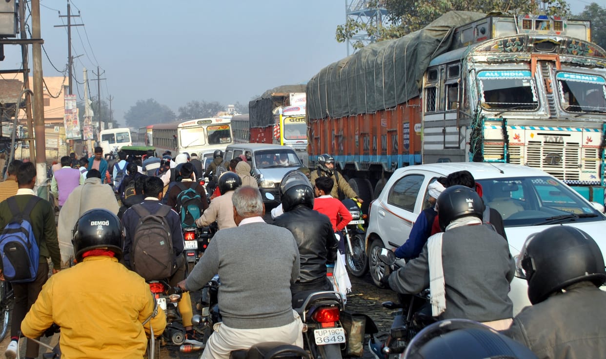Sugarcane fell from the truck at the railway gate, jammed