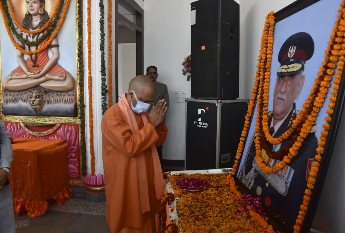 Gorakhpur UP CM Yogi Adityanath Janta Darbar News: CDS General Bipin Rawat CM Yogi adityanath listen complaints of people in janta darbar