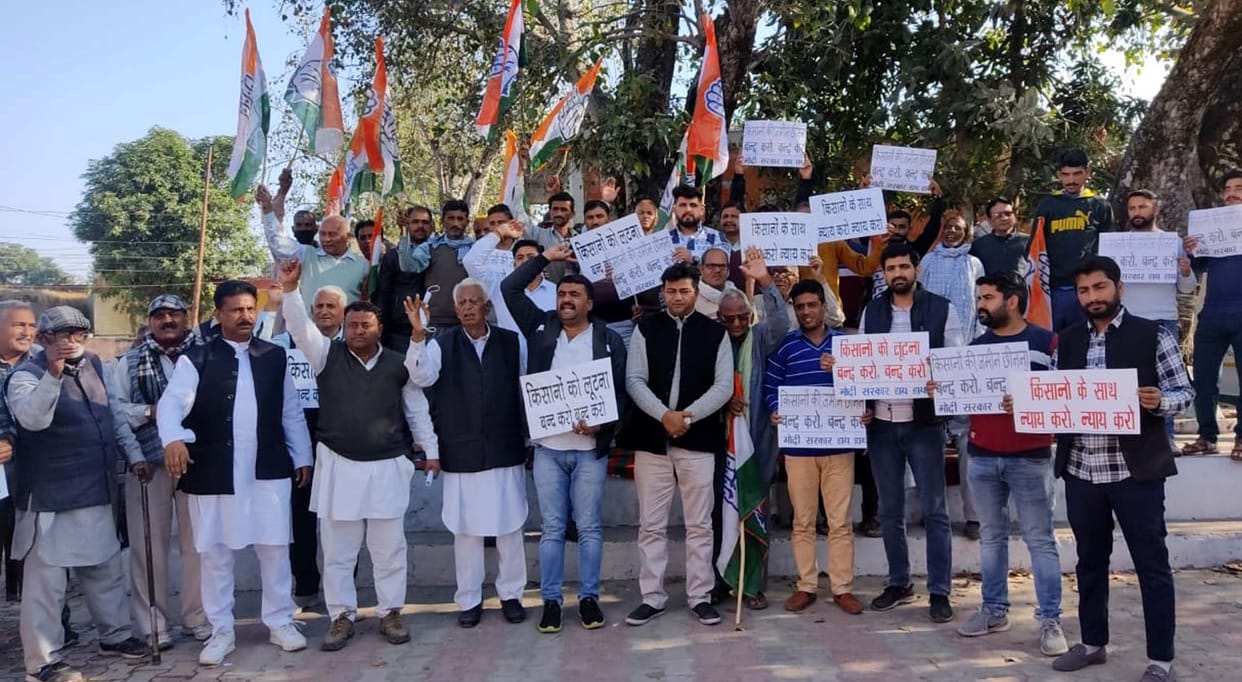 Congress workers protesting against the action of vacating government land
