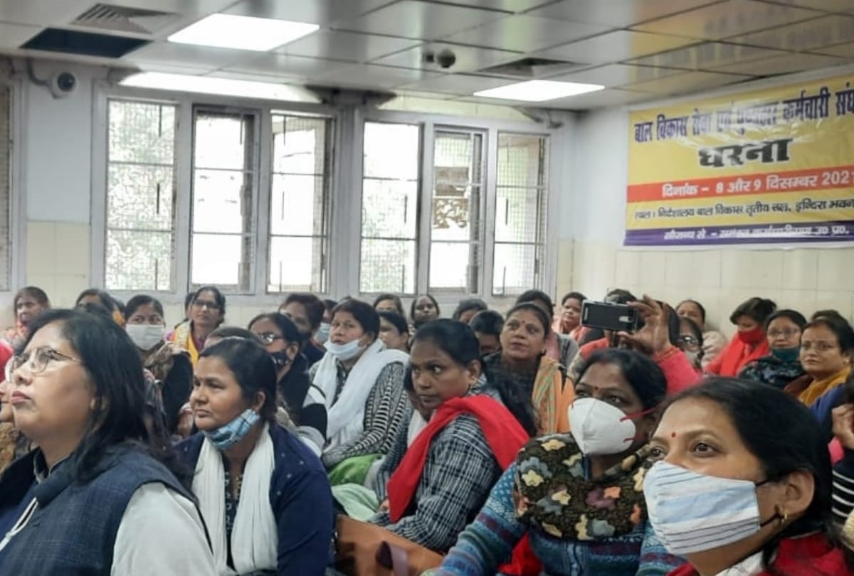 UP: Chief servicemen across the state staged a sit-in at ICDS headquarters, angry over promotion and non-availability of ACP