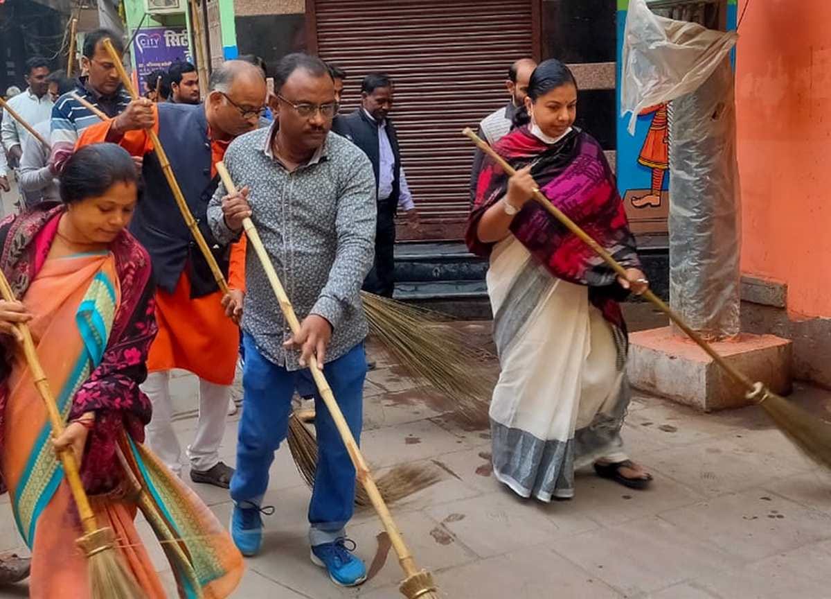 Mayor Mridula Jaiswal launched cleanliness drive in Kaal Bhairav area in varanasi
