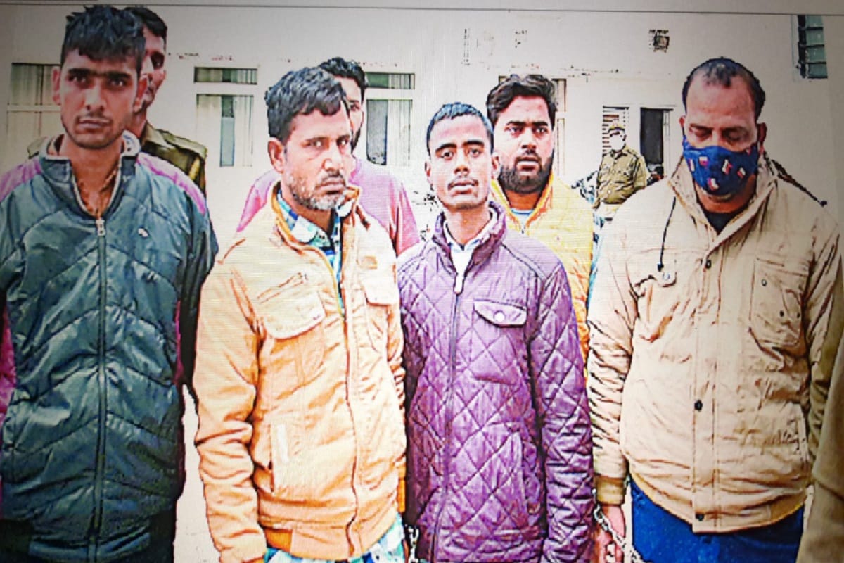 Meerut police has busted a gang and five accused arrested with 20 mobile of theft