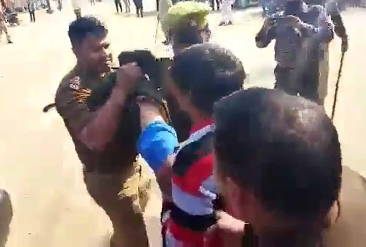 UP: In Kanpur dehat, inspector beaten young man who take child in his lap