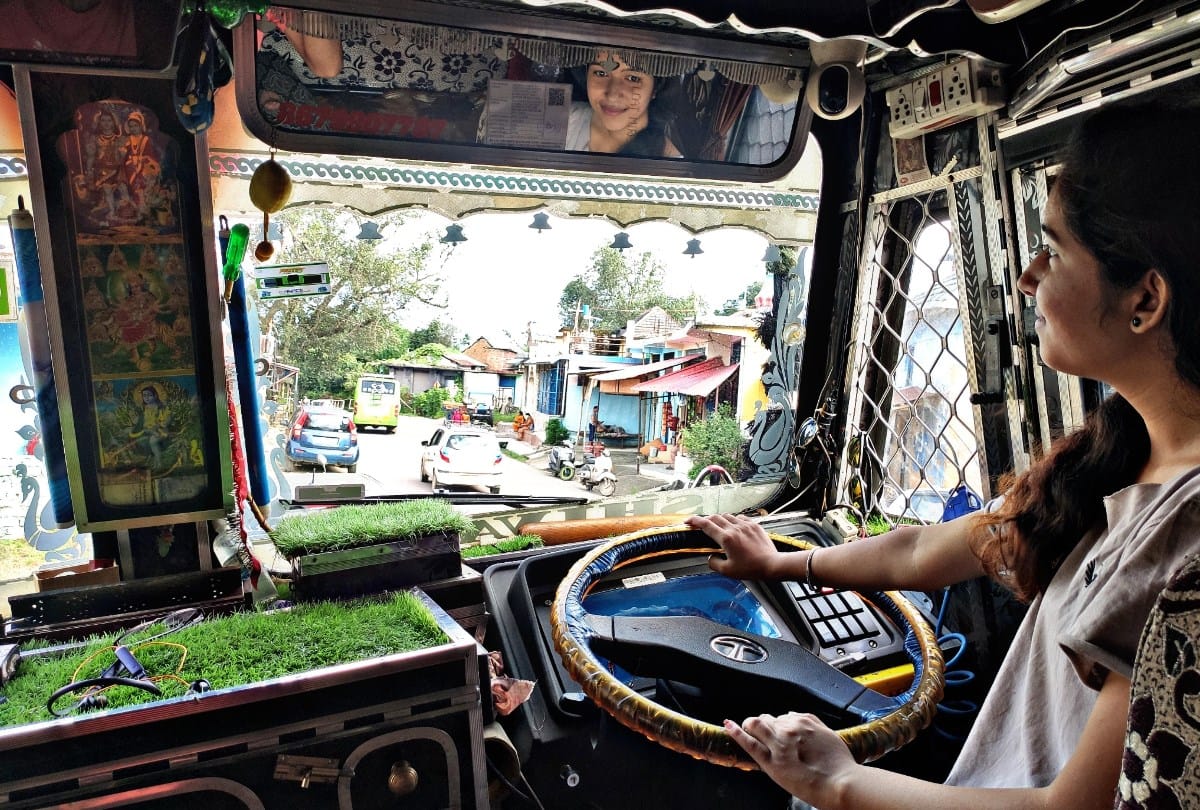 Himachal Mandi News: air hostess Neha driving truck