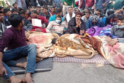 Allahabad University: Condition of 24 students on fast against fine worsens, angry colleagues lock main gate